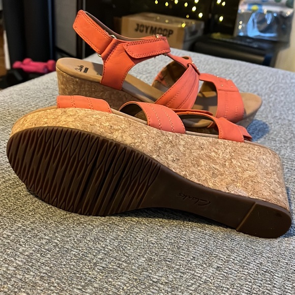 2pair bundle. Clarks sandals , cloud walkers booties 11wide - Picture 4 of 5